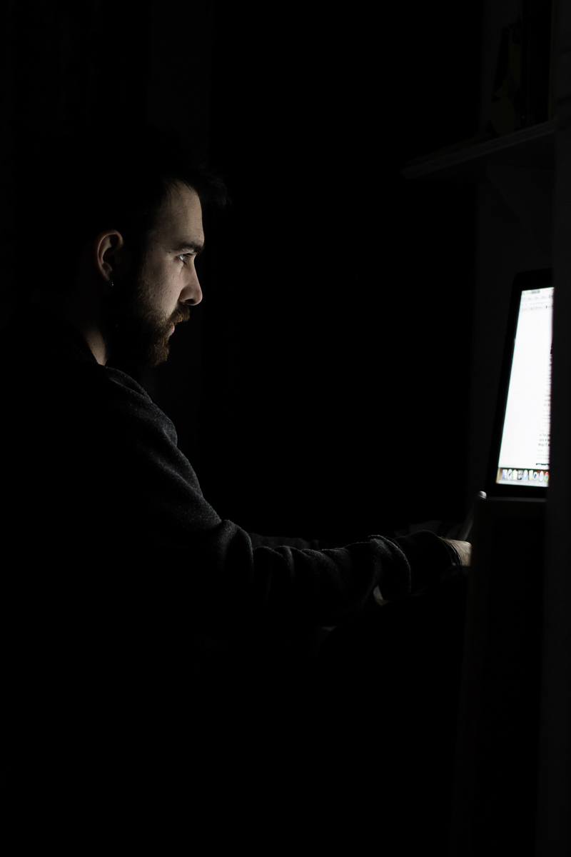 como hacer fotos flash hombre luz ordenador